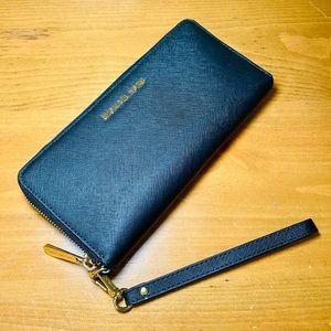 EUC Michael Kors Black Saffiano Leather Continental Wristlet